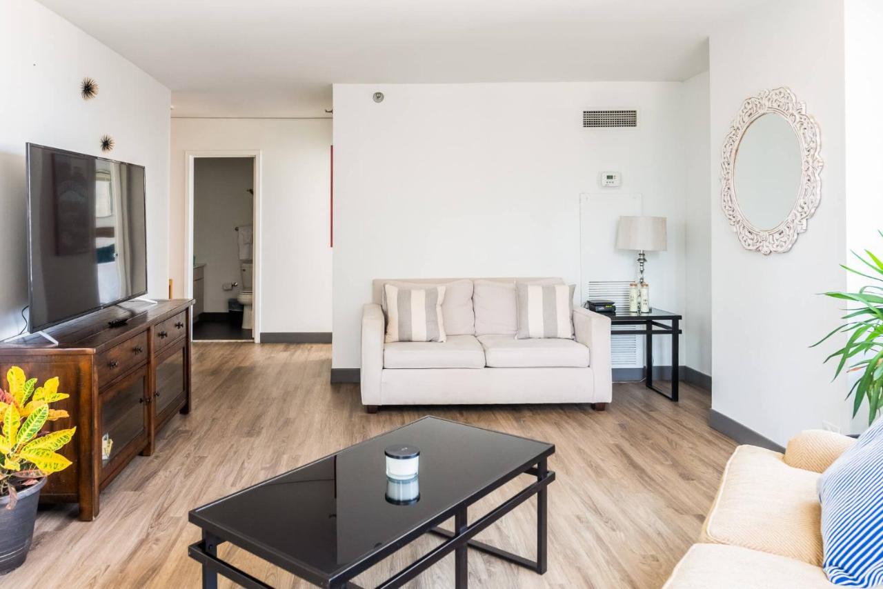Envitae Luxury Sky Loft Indoor Pool & Gym Apartment